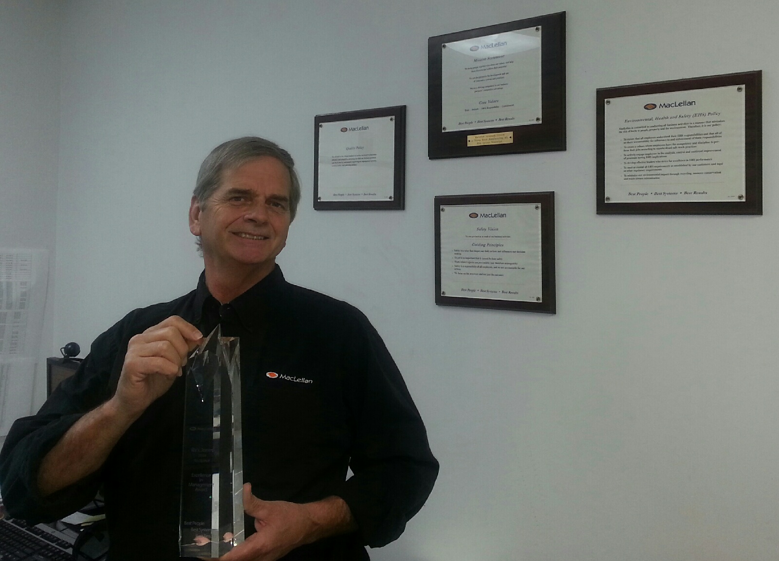 Rick Jones is awarded with the 2014 MacLellan Leadership Award.